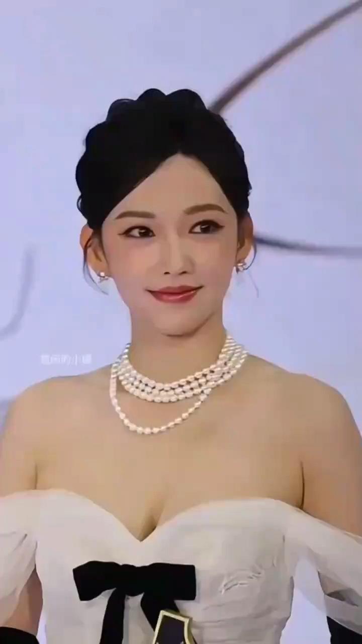 程潇灵动少女感，笑容娇憨太治愈[赞][赞][送自己一朵花]娱乐 笑容 少女感 好