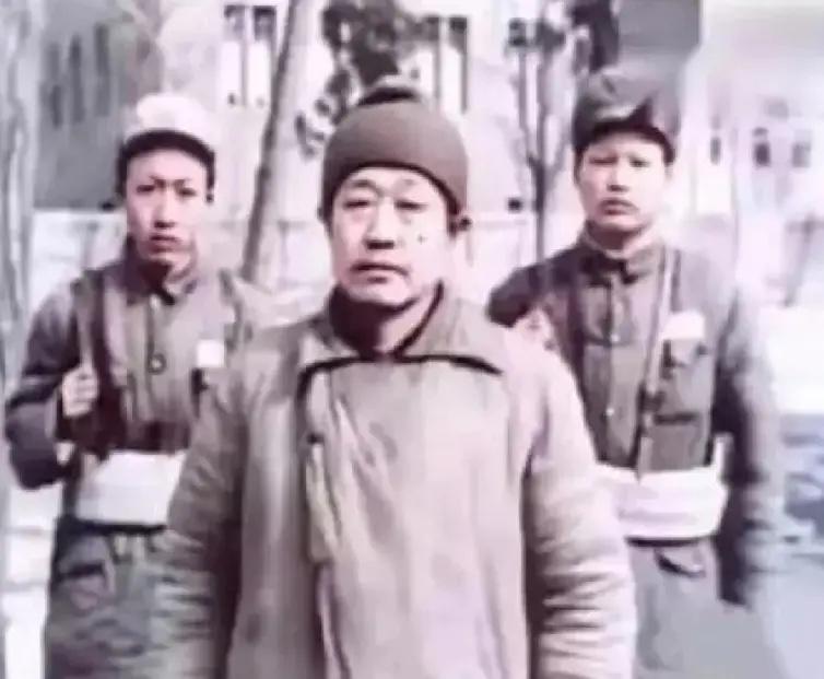 1949年，杜聿明被俘之后留下的一张合影，镜头中可以看到在两位战士的押解下，杜聿