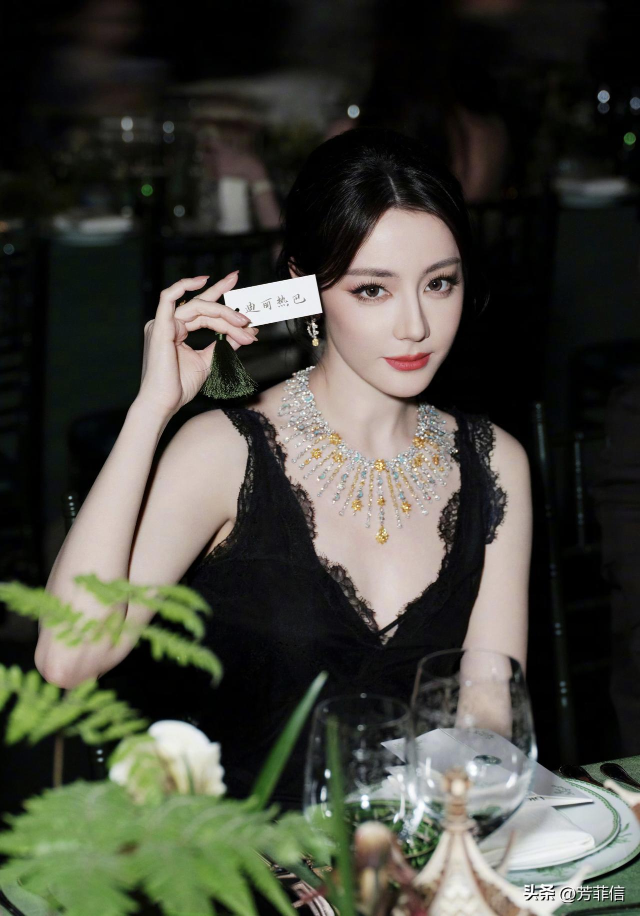 一个是Dior全球品牌大使，一个是Dior品牌大使，看着迪丽热巴和王楚然这如出一