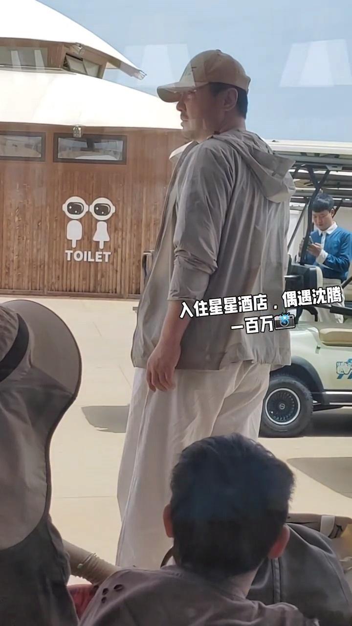 #沈腾一家三口度假##沈腾带妻儿度假# 网友偶遇沈腾一家三口度假 ​​​