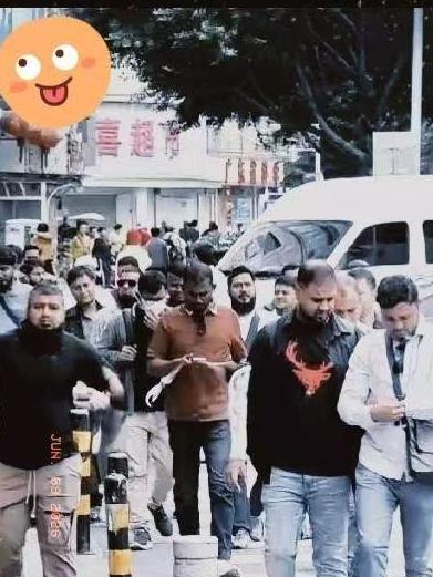 汤教授一针见血的指出，凭什么一些印度人可以长期滞留国内并打黑工？难道我国接受大量