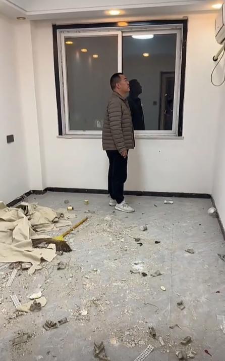 装修了2年装错户了，把别人的房子装修好了，小品《装修》的含金量还在上升。
近日，