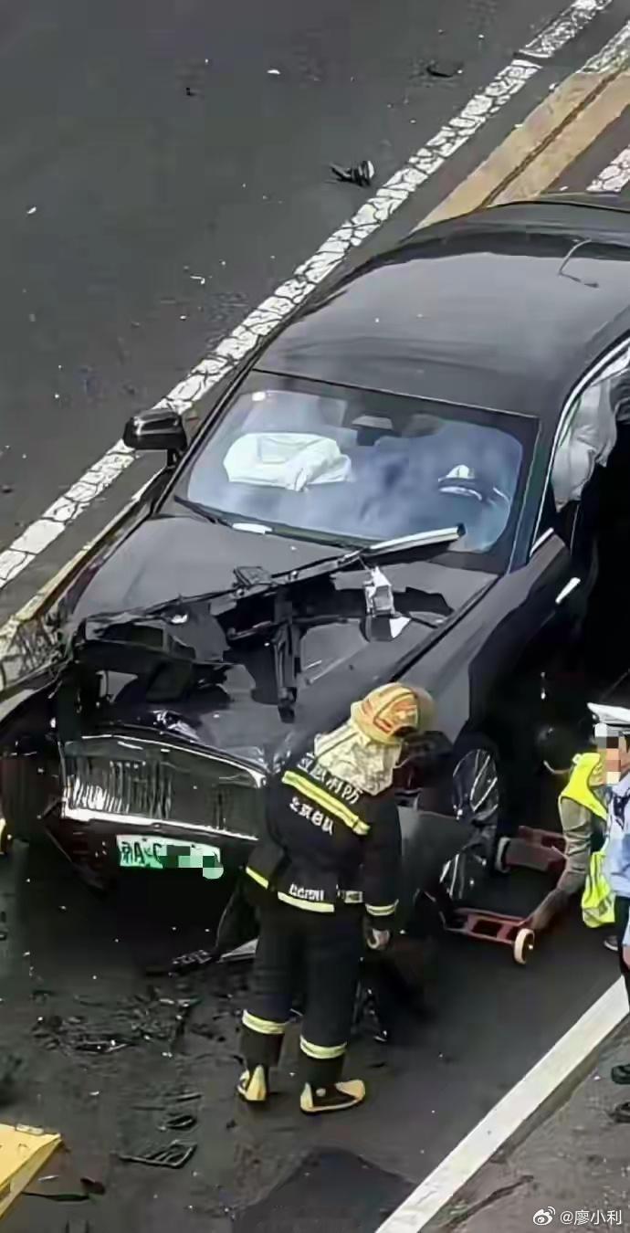 北京交警通报陈震发生车祸一个知名车评人，却不遵守交通规则，这不是笑话？这说明懂车