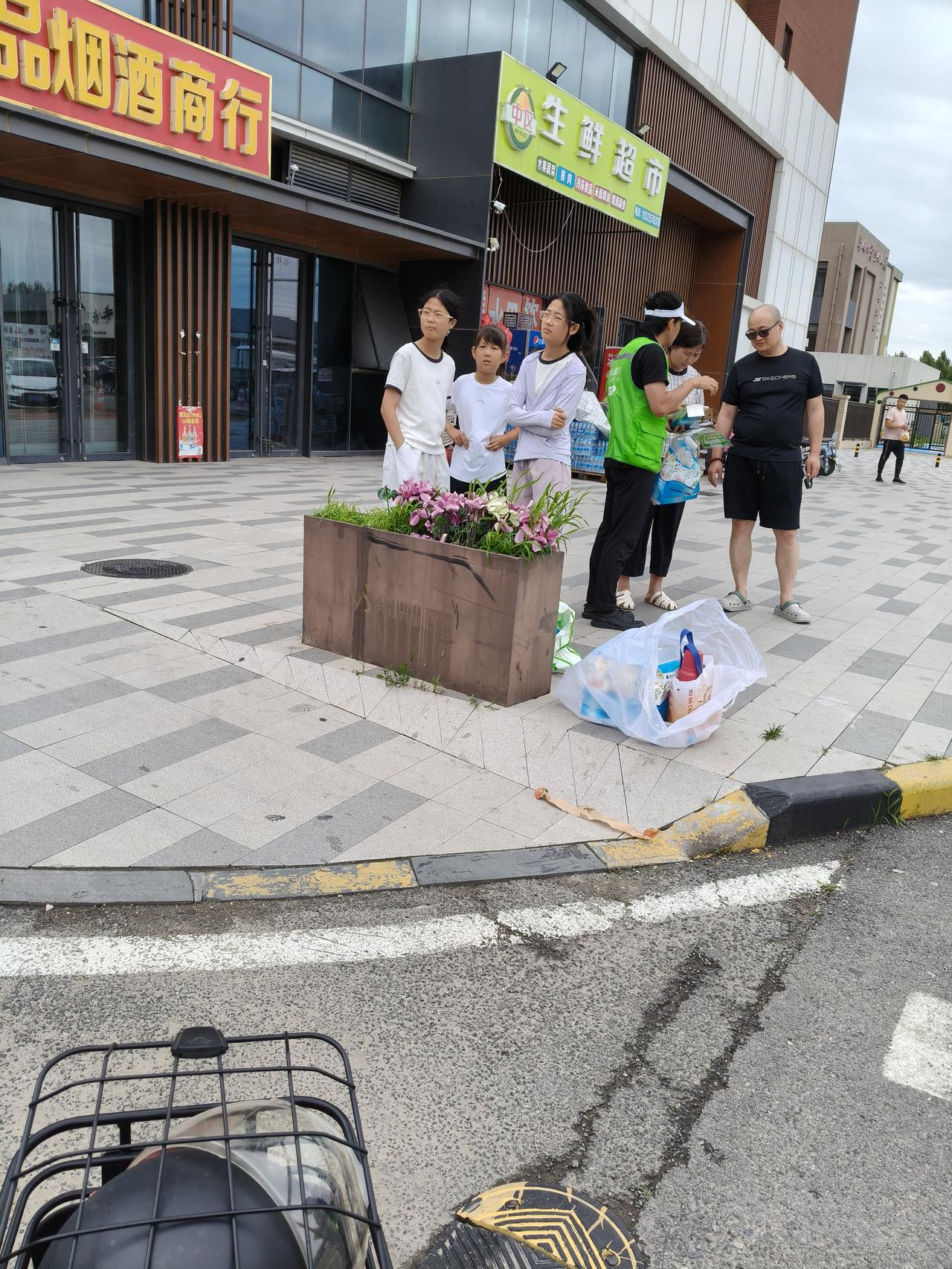 虽说社区工作者没有编制，可工作相对比较稳定，待遇还不错，一般都会有五险一金，荣誉