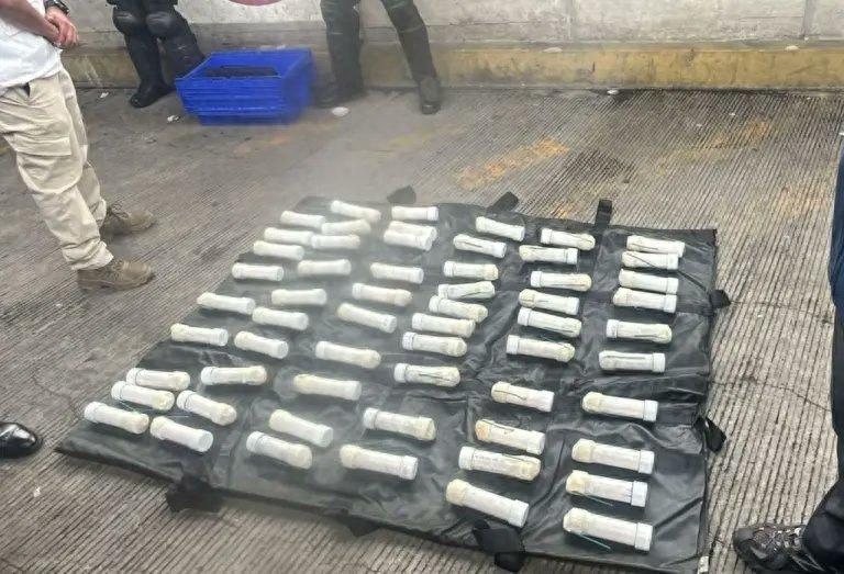 世界杯还没开踢，墨西哥城先“炸了”。

这不是各国球迷嗨翻了，是警方直接从抗议者