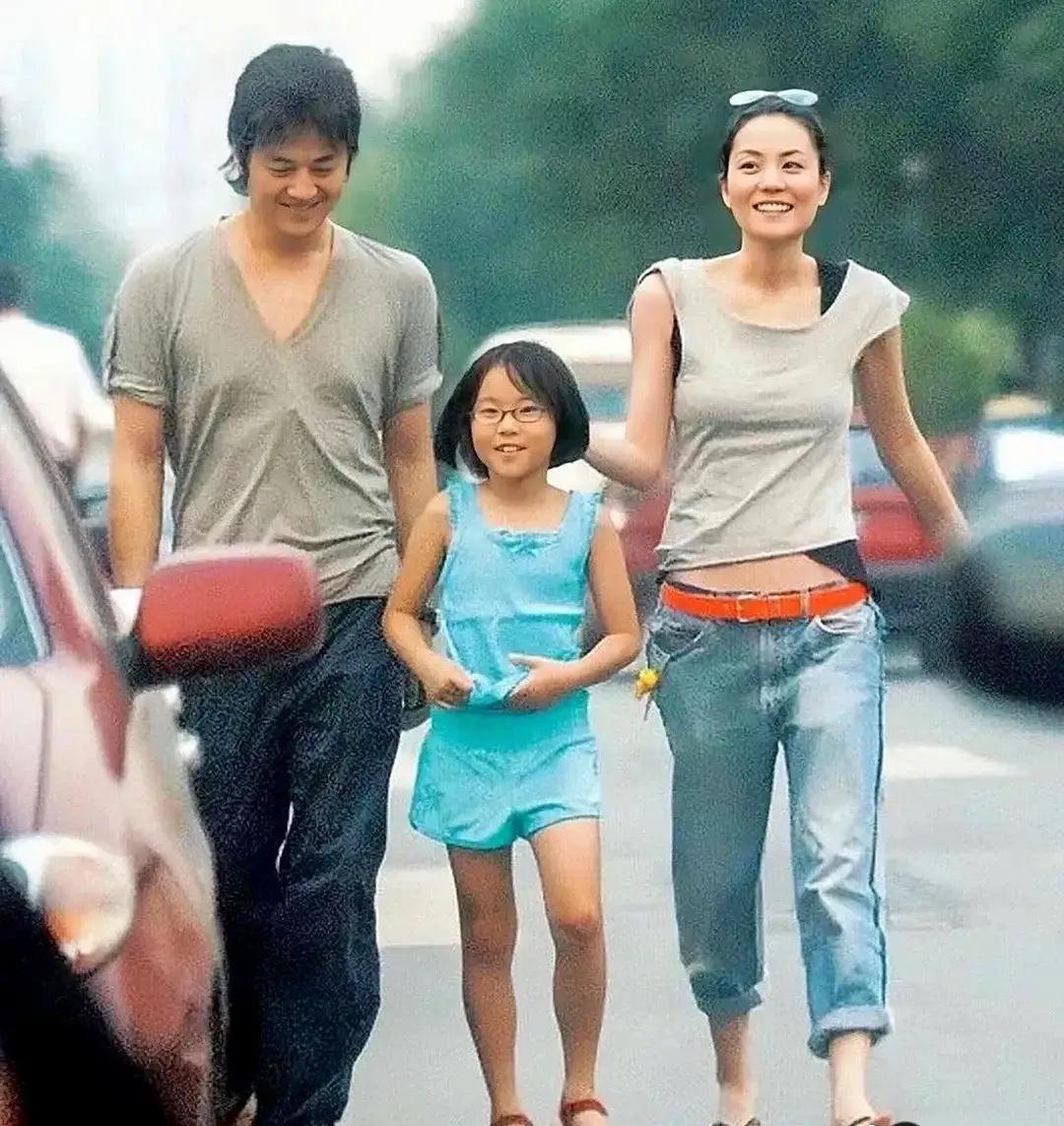 李亚鹏：窦靖童，你这突然进我直播间，吓我一跳，还以为你路过呢。

窦靖童：路过？