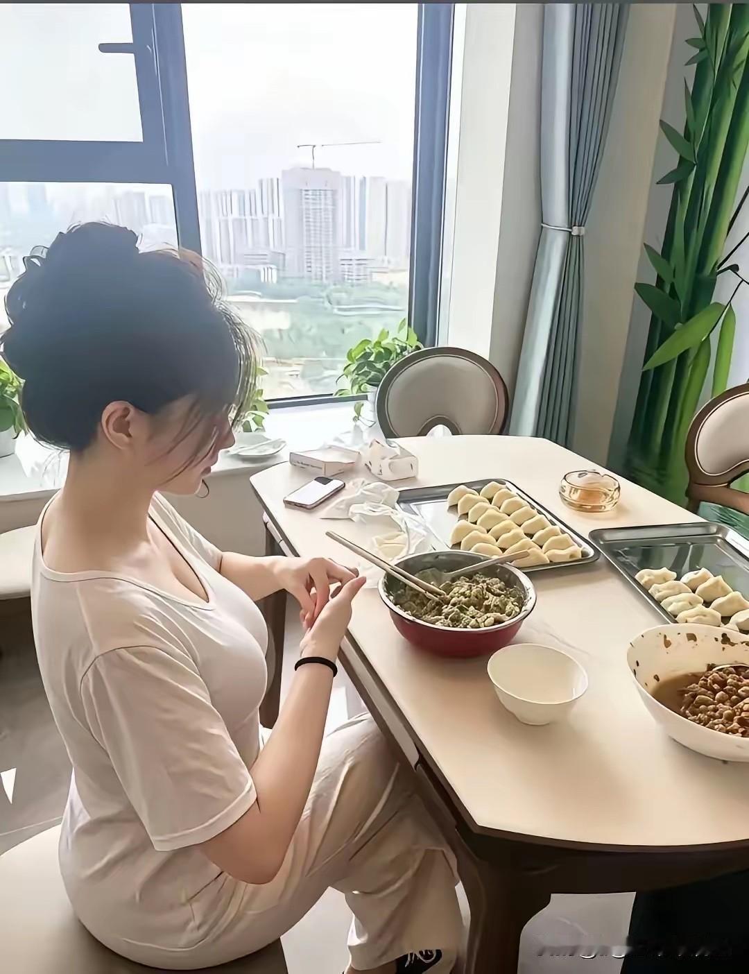 持家有道大美女，
一日三餐亲力为，
生活需要真善美，
贤妻良母人敬佩。

通情达