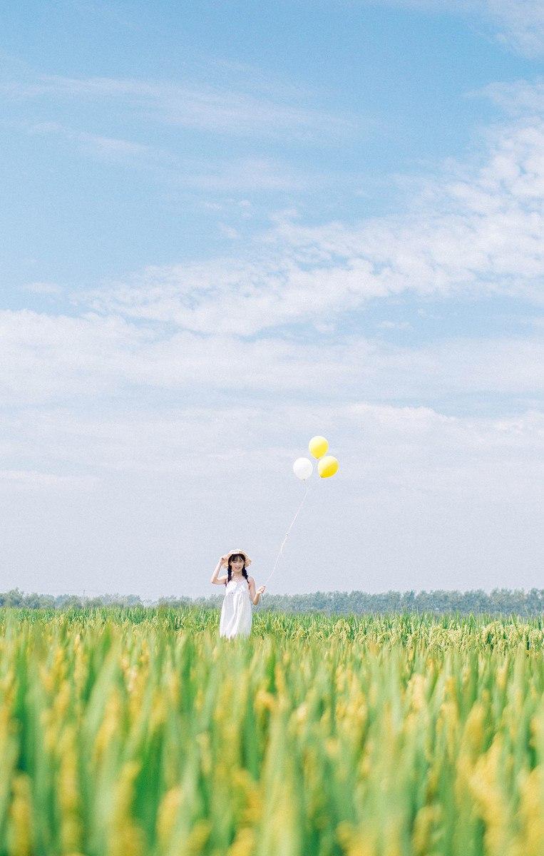 夏日田野里少女与气球梦幻与自由交织韩系气球少女 气球少女照