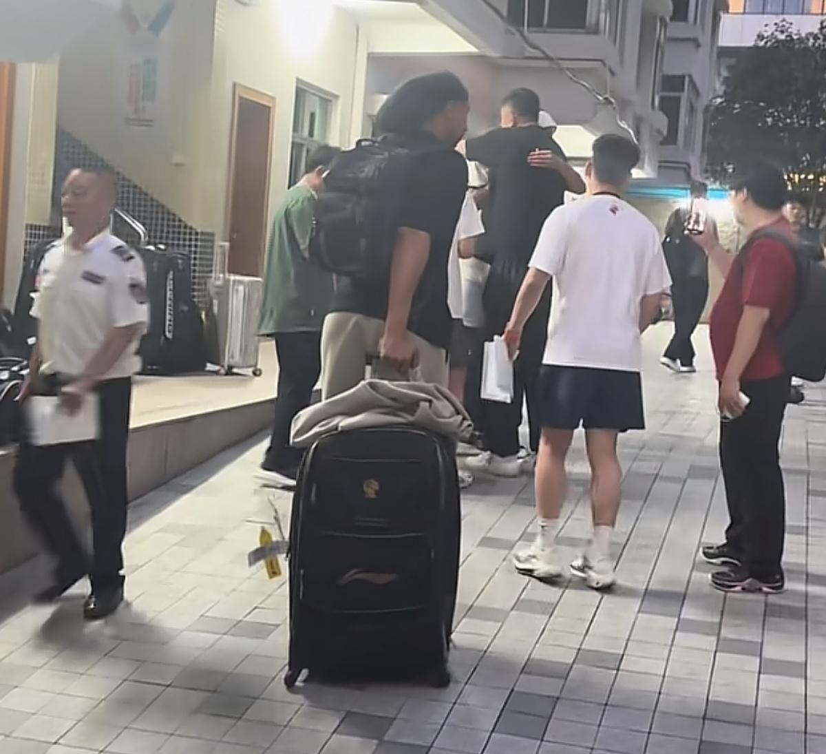 广东男篮送别奎因，杜指导对奎因抱了又抱，搂了又搂，依依不舍，恋恋不舍。看来这个赛