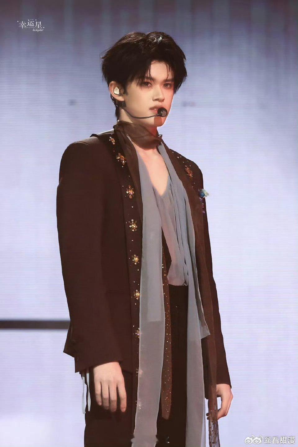 张极唱了重庆话rap张极重庆话表白粉丝 张极用重庆话唱rap也太帅了，方言腔调特