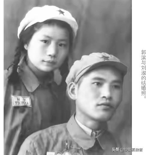 1947年，运城战役中，我军一个炮兵一炮摧毁了敌军碉堡，王震看到后，连忙找到他，