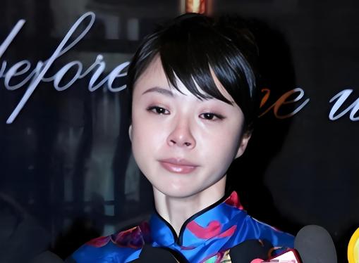 1998年，41岁的刘威爱上了18岁的杨若兮，两人一起生活了9年，刘威跑到国外出