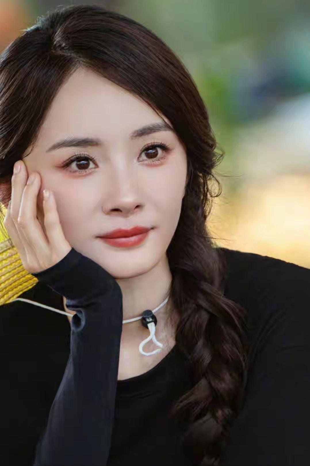 杨幂黑色搭配麻花辫，又甜又酷，美出新高度！