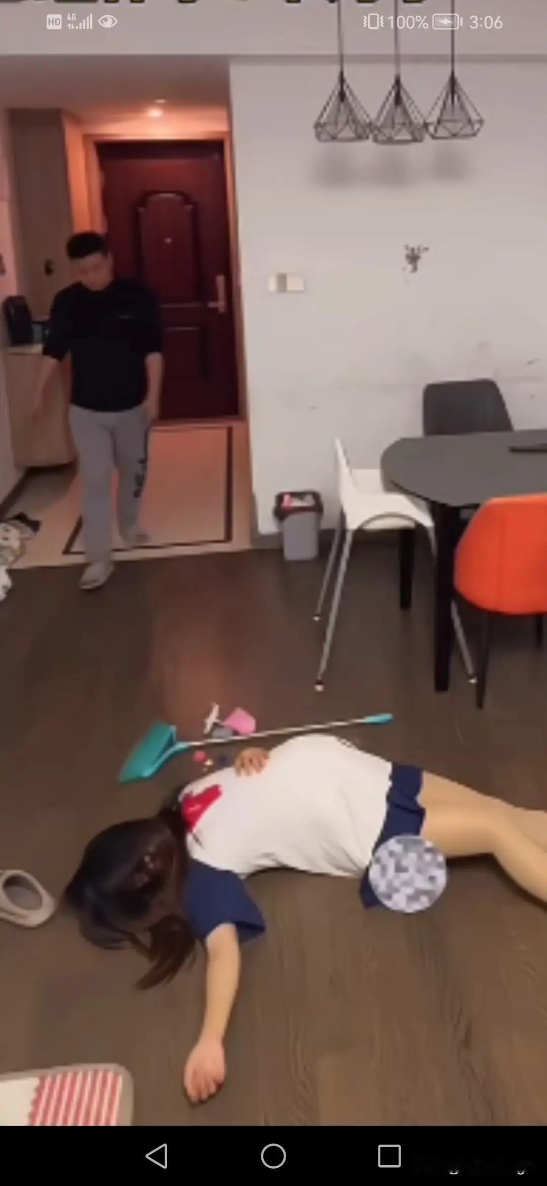 心寒！怀孕8个月的妻子在家扫地时晕倒，丈夫见了喊了几声妻子的名字，见没反应，不是