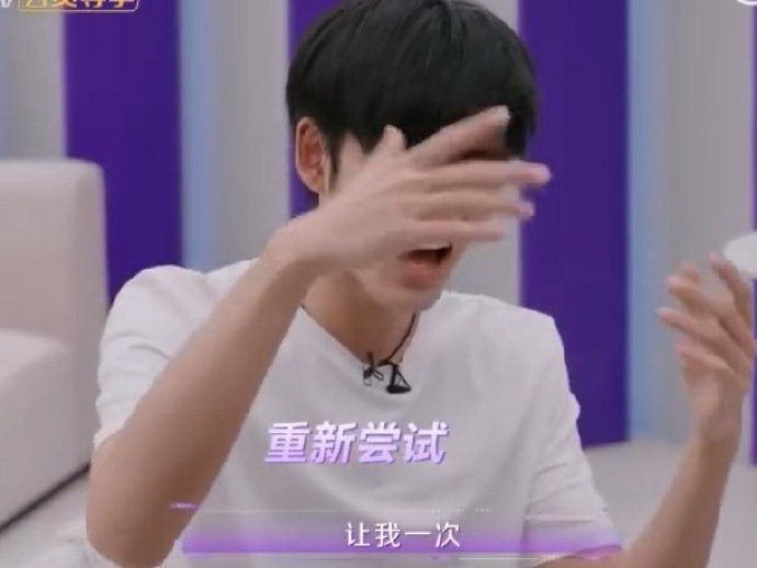 张卓尔练歌练成白痴声鸣远扬张卓尔看着张卓尔练歌时一遍遍重来的样子，突然懂了什么叫