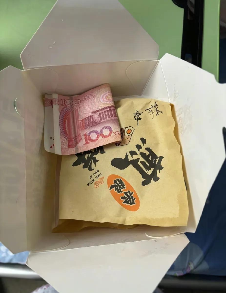 🐒一名孩子父亲，给生病住院的4岁儿子，点了一个外卖早餐，哪知，当他拿到外卖后，