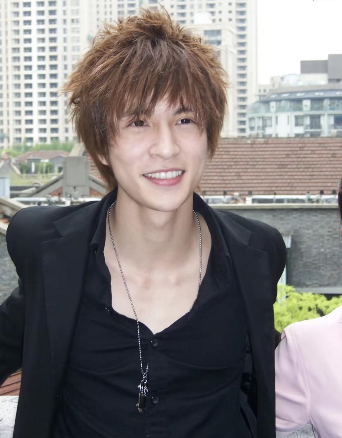 谁还没有个来时路呢？功成名就的大明星，来时路都比一般人精彩多正常啊。

薛之谦十