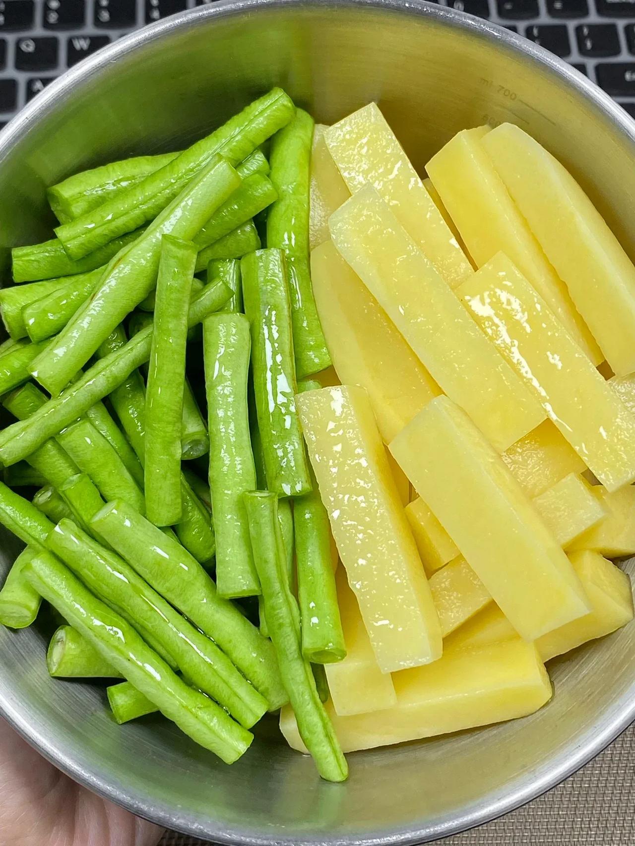 讲真😆……这个真的又好吃又掉秤！！！|||夏天的豆角真滴好好吃，➕土豆🥔做的