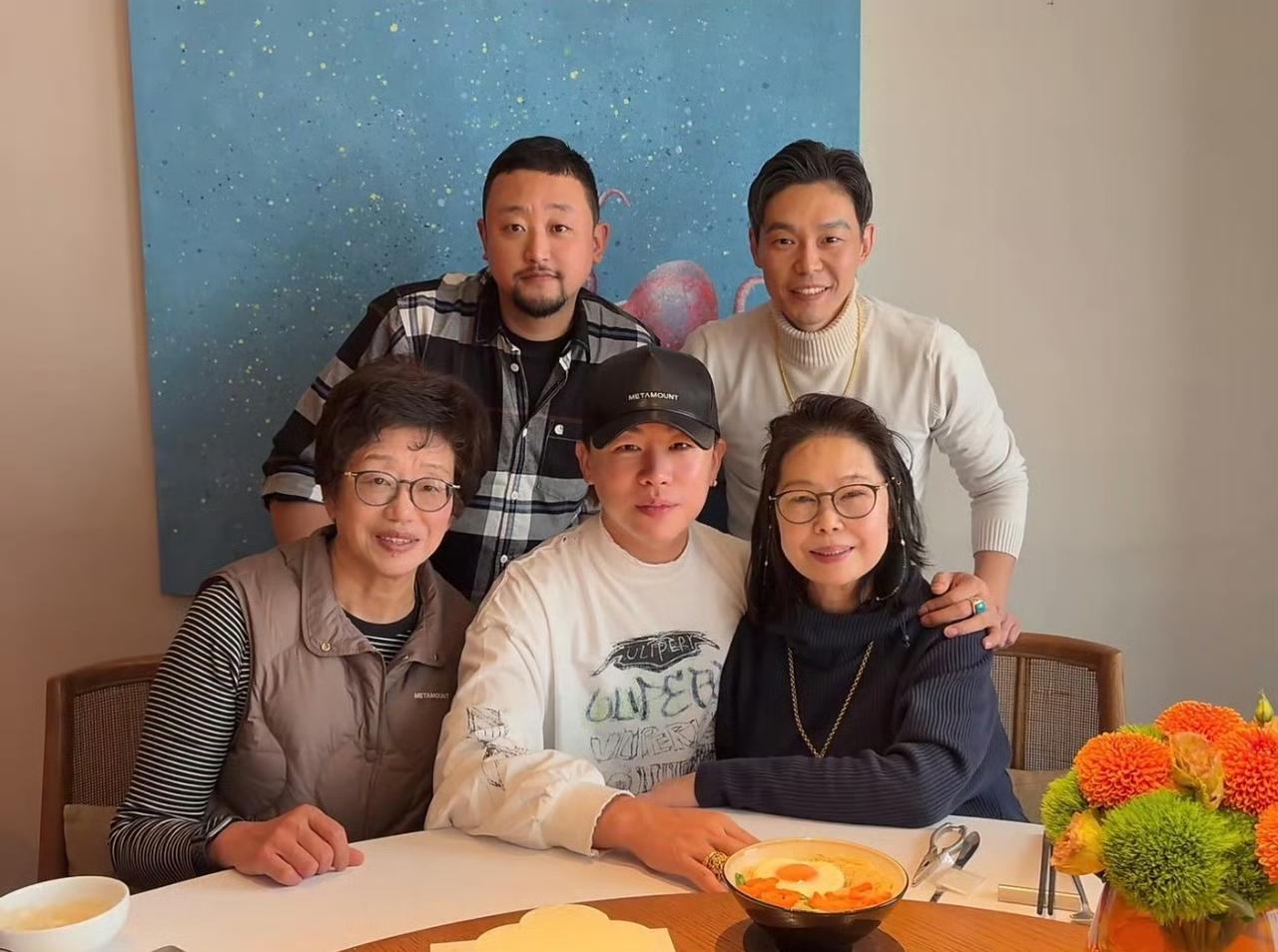 惊掉下巴！胡彦斌晒妈庆生，网友炸了：这不就是老版易梦玲？
 
最近胡彦斌晒出给妈