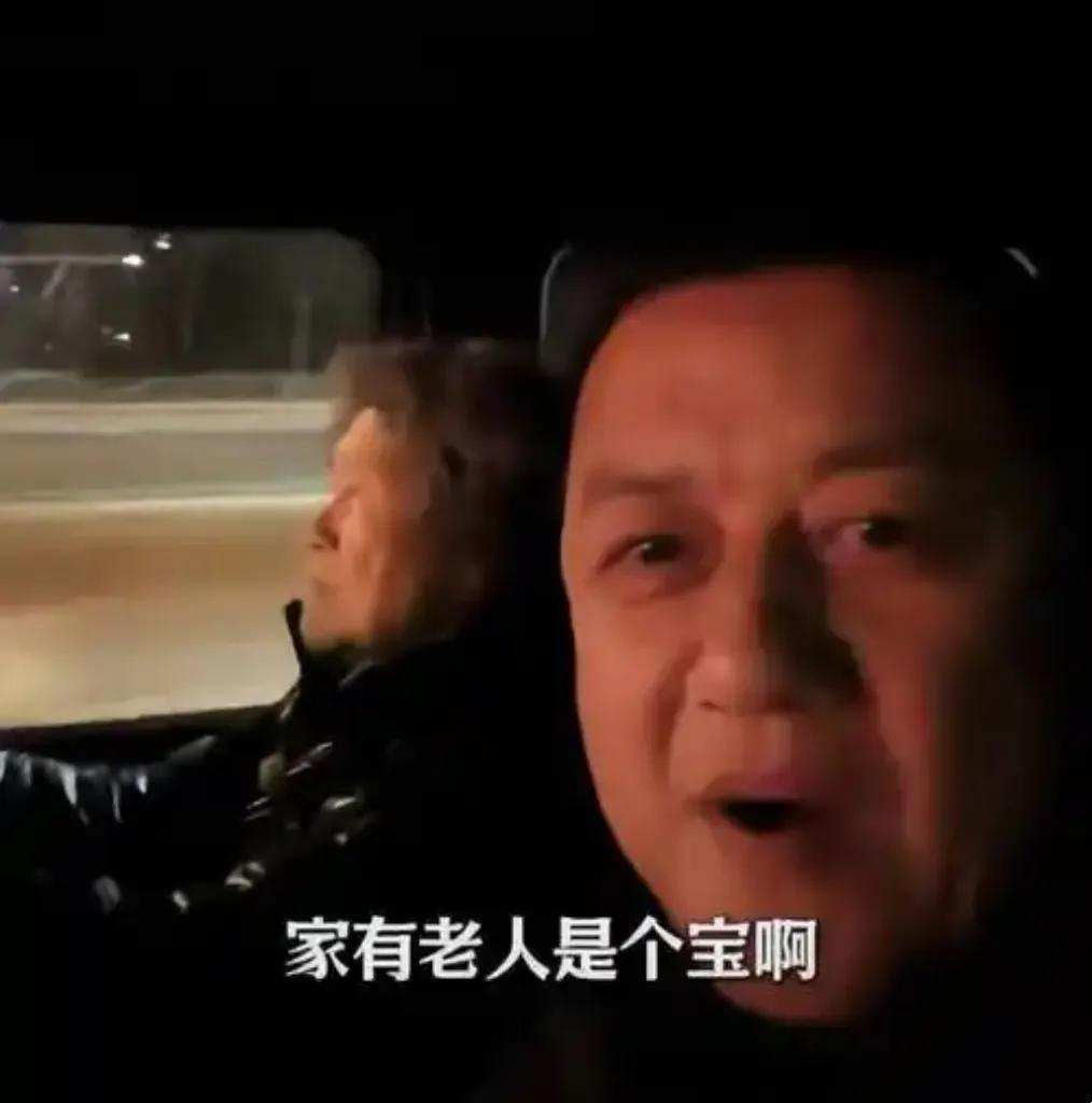 李亚鹏饮酒后83岁母亲开车接其回家！
春节返乡小酌，李亚鹏聚餐后由83岁母亲开车