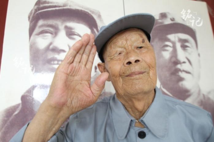 1956年，山东35岁农民咳嗽十年不愿就医，一天，他突然咳出一个黑色带血的东西，