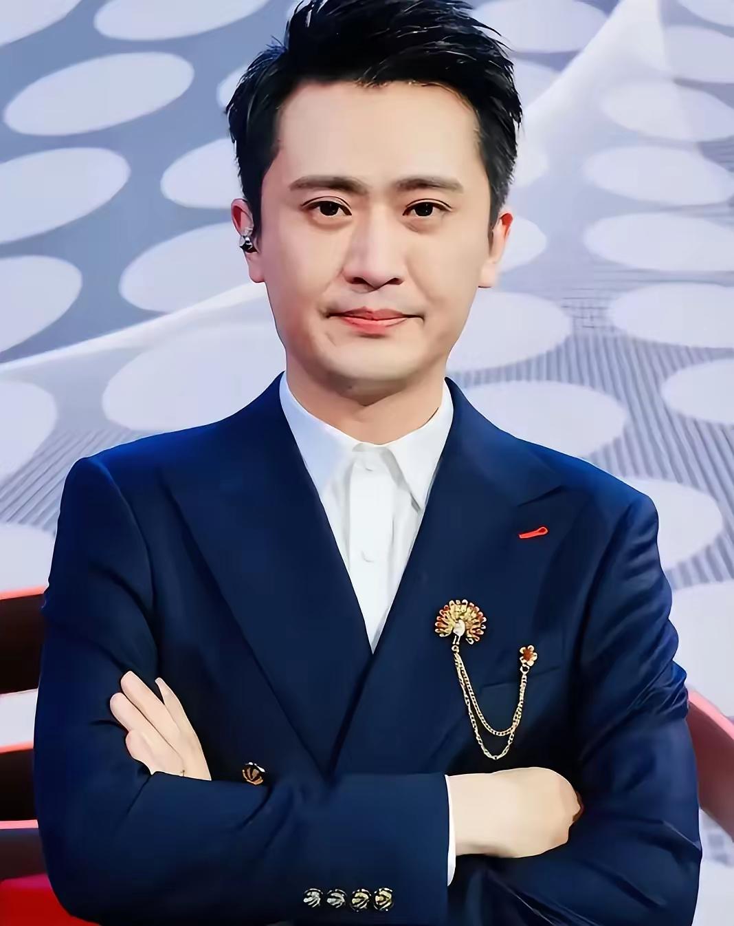 在央视深耕19年，连续6年顶着零下几十度的严寒主持春晚分会场，就连撒贝宁都坦言没