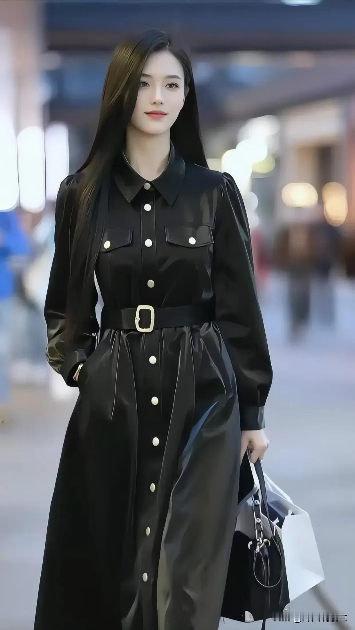红裙黑裤显气质，自信优雅展风华。#佳人魅力无边# #性感婀娜迷人# #轻盈高挑#