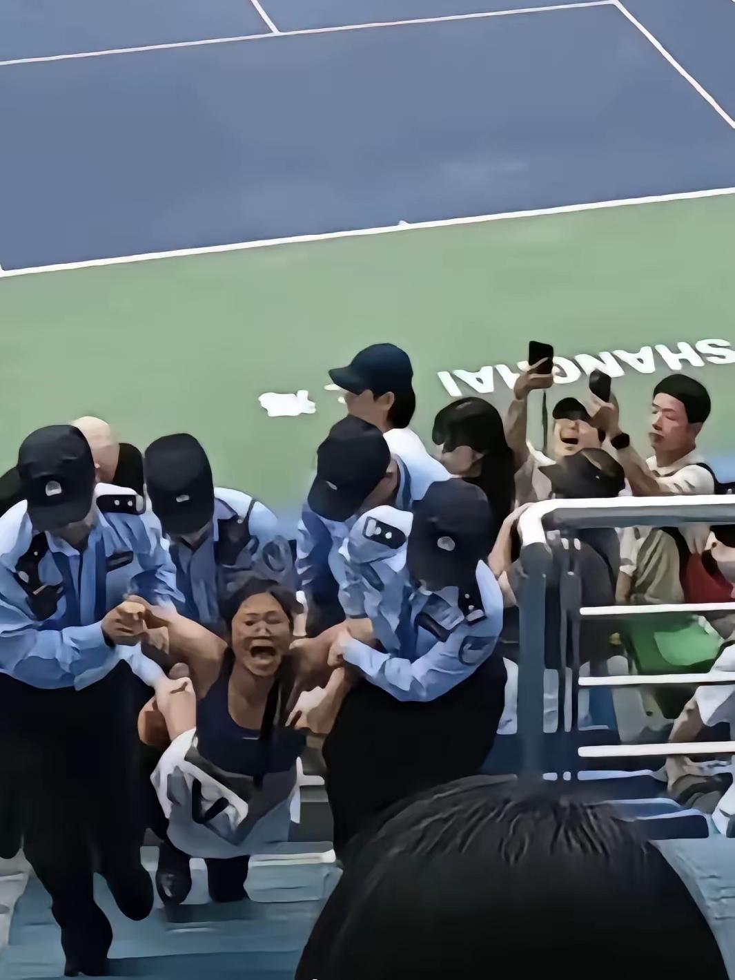 上海网球赛场上绿卡女子咆哮停赛，外国绿卡的优越感让女子展现的很到位！

从网上的