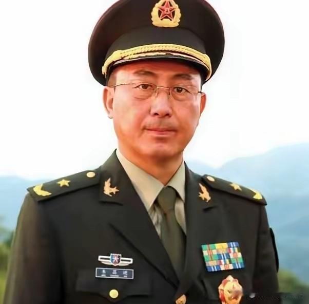 1985年，老山战场上，20岁小战士被炸伤，眼看敌人正冲过来。他丢下枪，匍匐爬去
