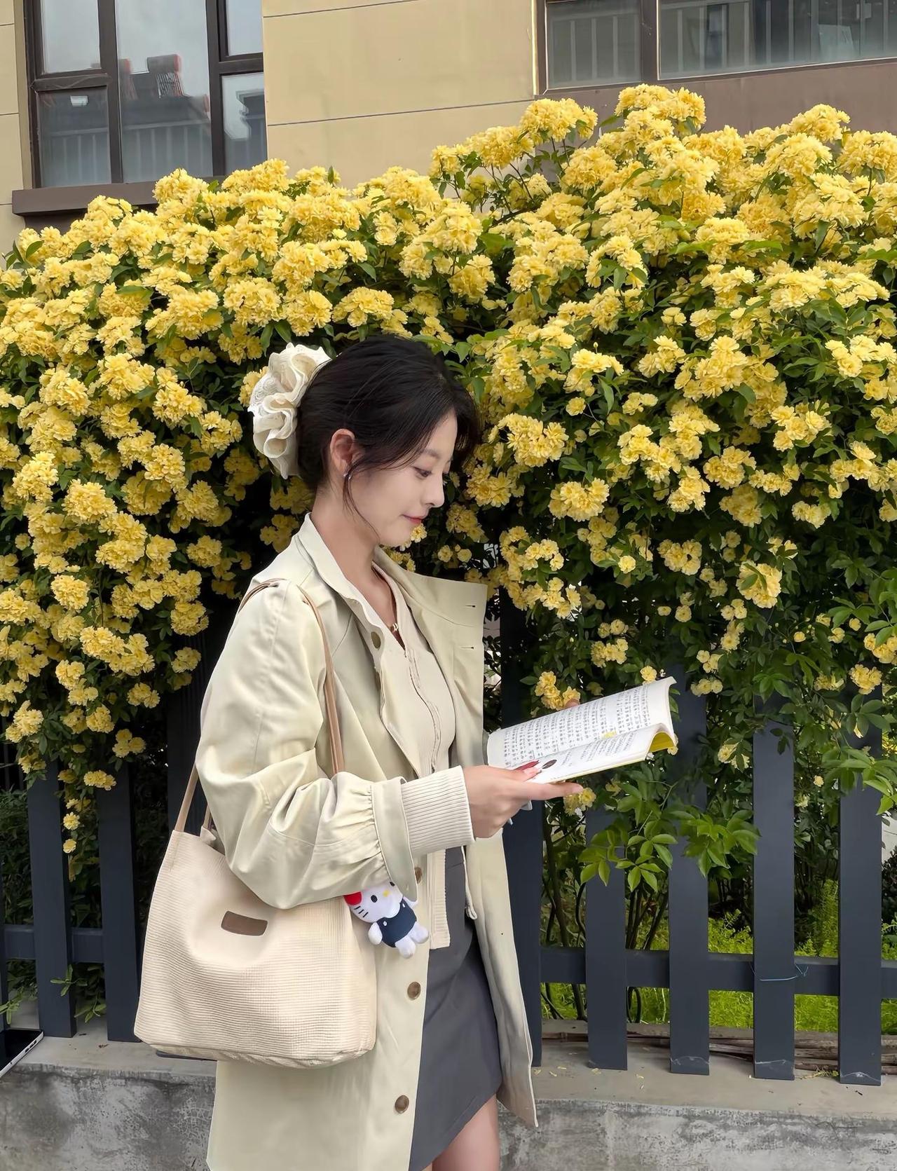 我可以懦弱却不该脆弱中长款风衣外套 花墙拍照姿势 黄色花墙