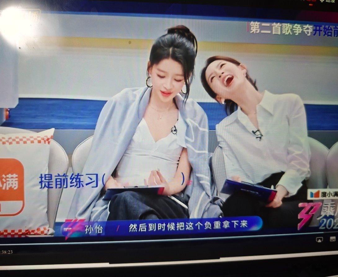 笑死了…其实一直对孙怡无感get不到…抢歌环节她说先戴着戒指做负重训练一会取下来