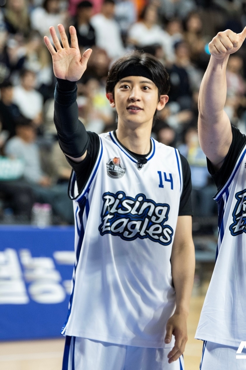 朴灿烈 🏀朴灿烈加盟热血篮球队2篮球队队草的官图好帅