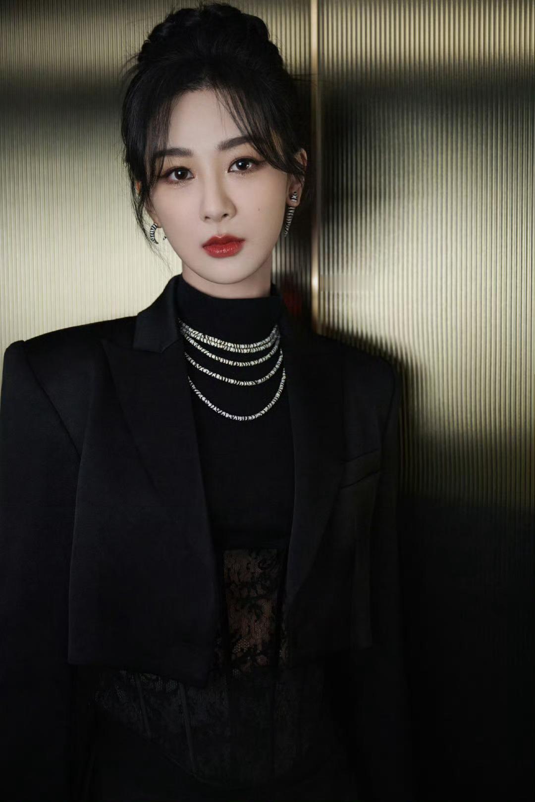 💜#杨紫黄瀛子# 我要等夕阳掉进了海里，我就背上你，去寻摸一池的星星​​​