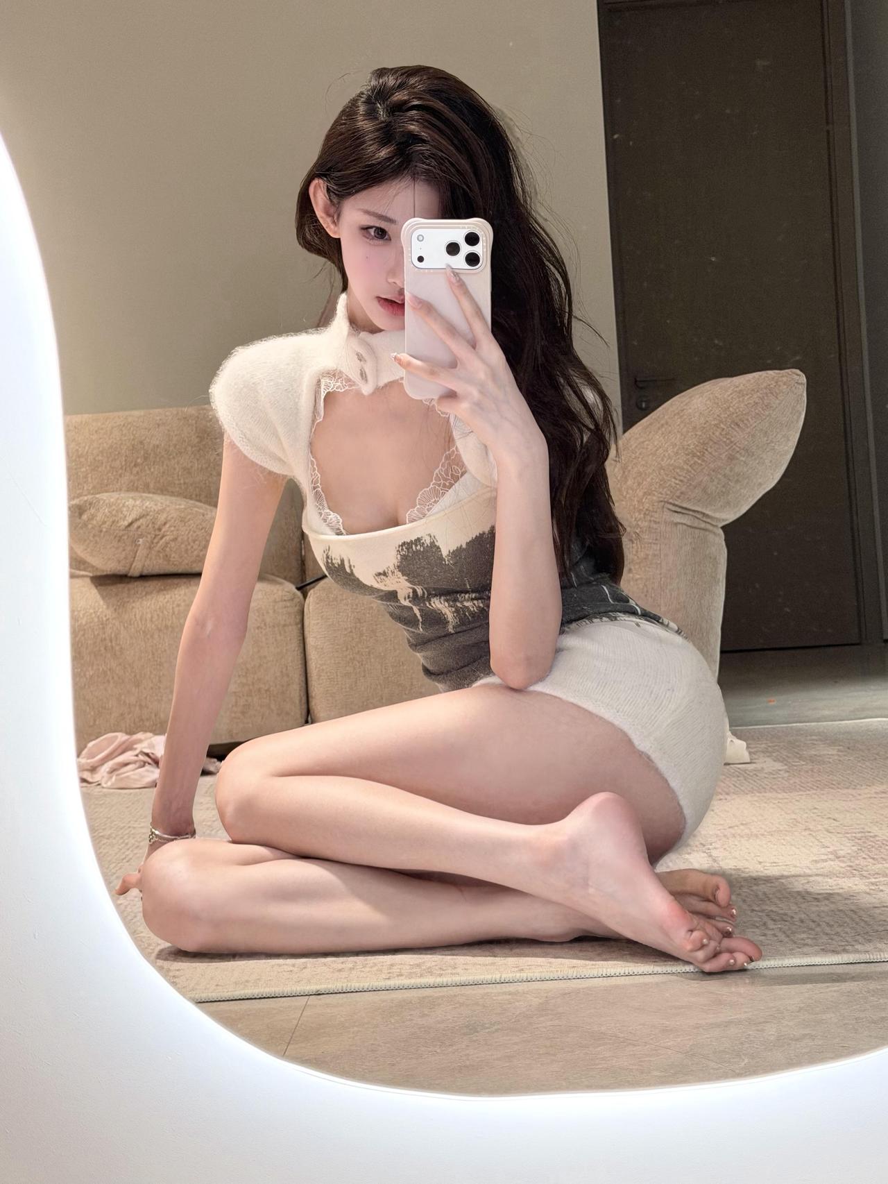 慵懒的午后，镜中自拍的少女，温柔与性感并存。