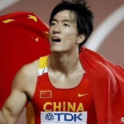 刘翔年收入保底1400万手握耐克终身合同，职业选择话题再度发酵刘翔年保底收入14