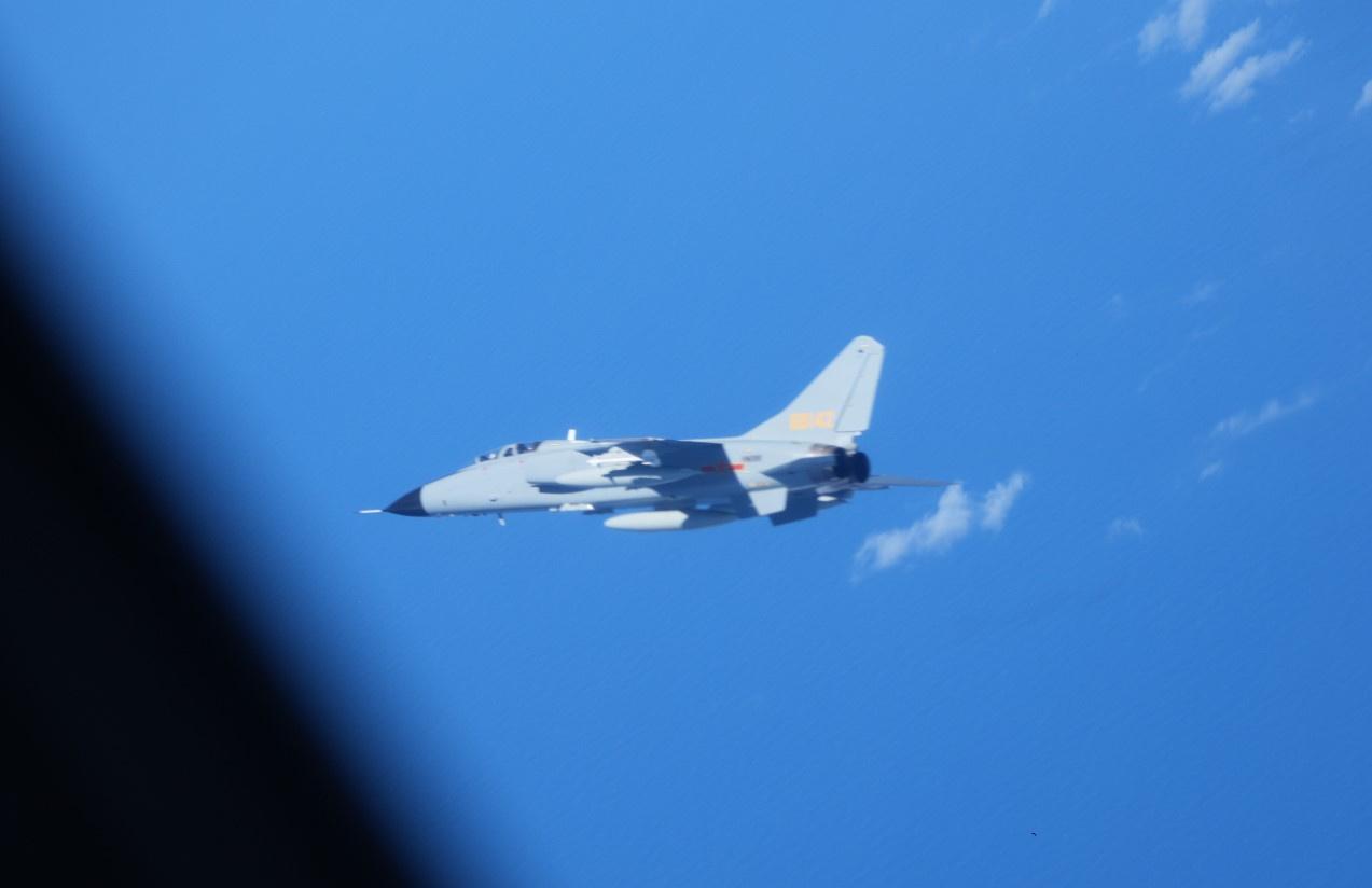 中国空军飞豹战斗轰炸机拦截，驱逐日本YS-11电子侦察机。在2025年7月10日