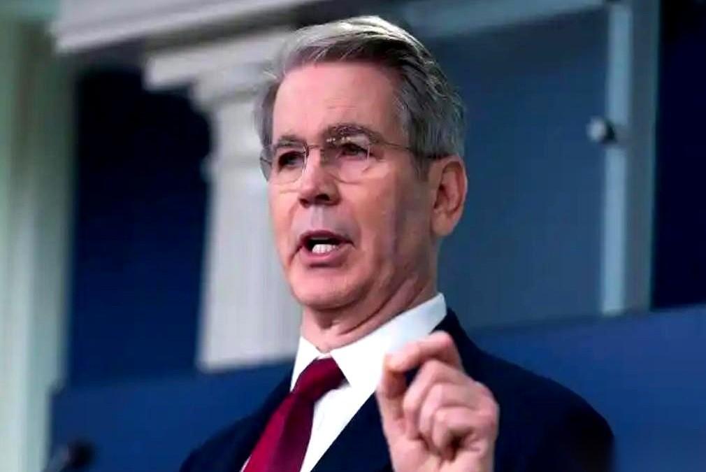 刚在吉隆坡那边笑嘻嘻地握完手，转头就翻脸不认人。
美国那边又放话了，说那些制裁啊