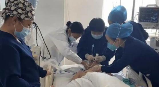 甘肃7旬老太被多家医院判定“脑死亡”，子女不肯认命，花4万包救护车，跨越1800