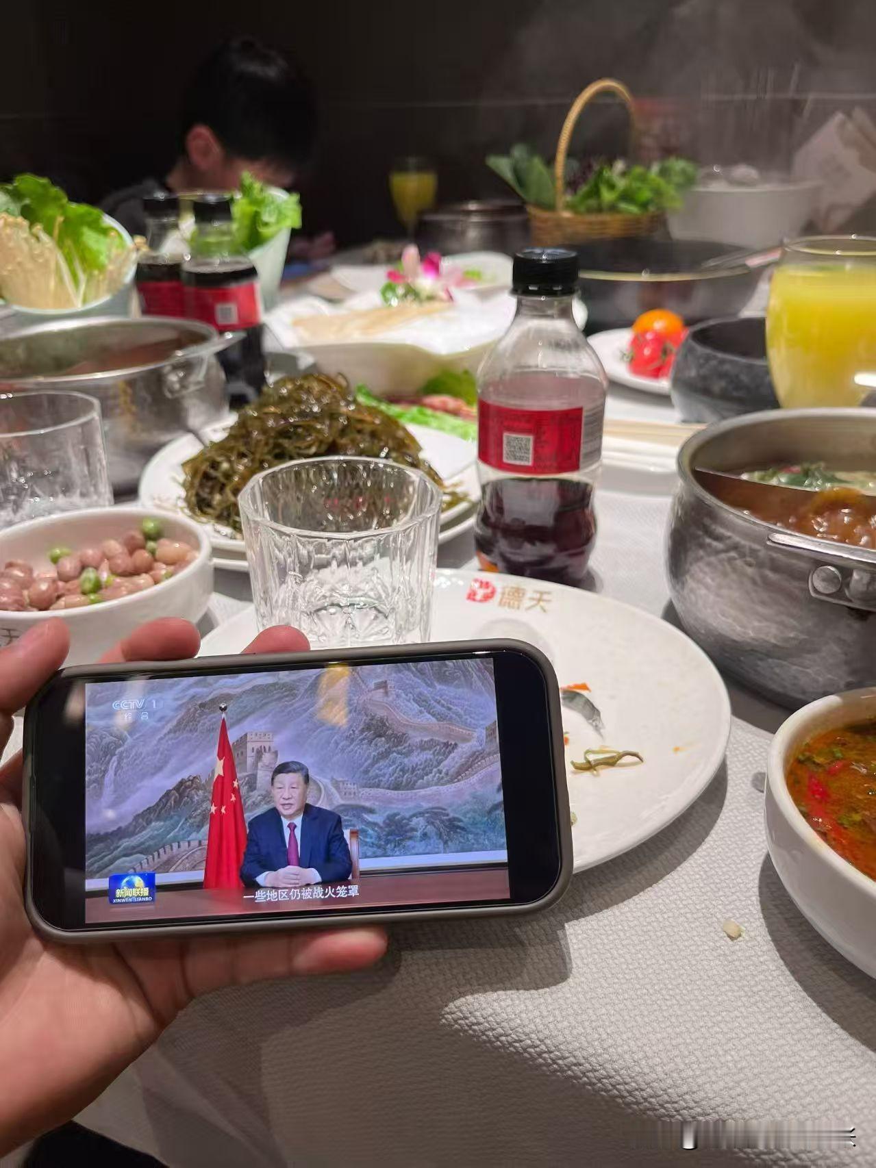 “新年快乐”，简简单单四个字，却有着无比温暖的力量。每年跨年倒计时结束，这句祝福