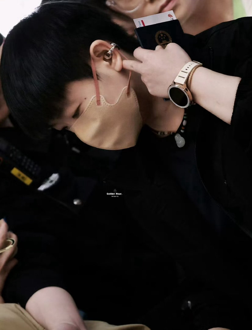 孙颖莎深色OOTD气场拉满！国乒出征澳门世界杯，赛场外酷飒造型引热议国乒队员今日