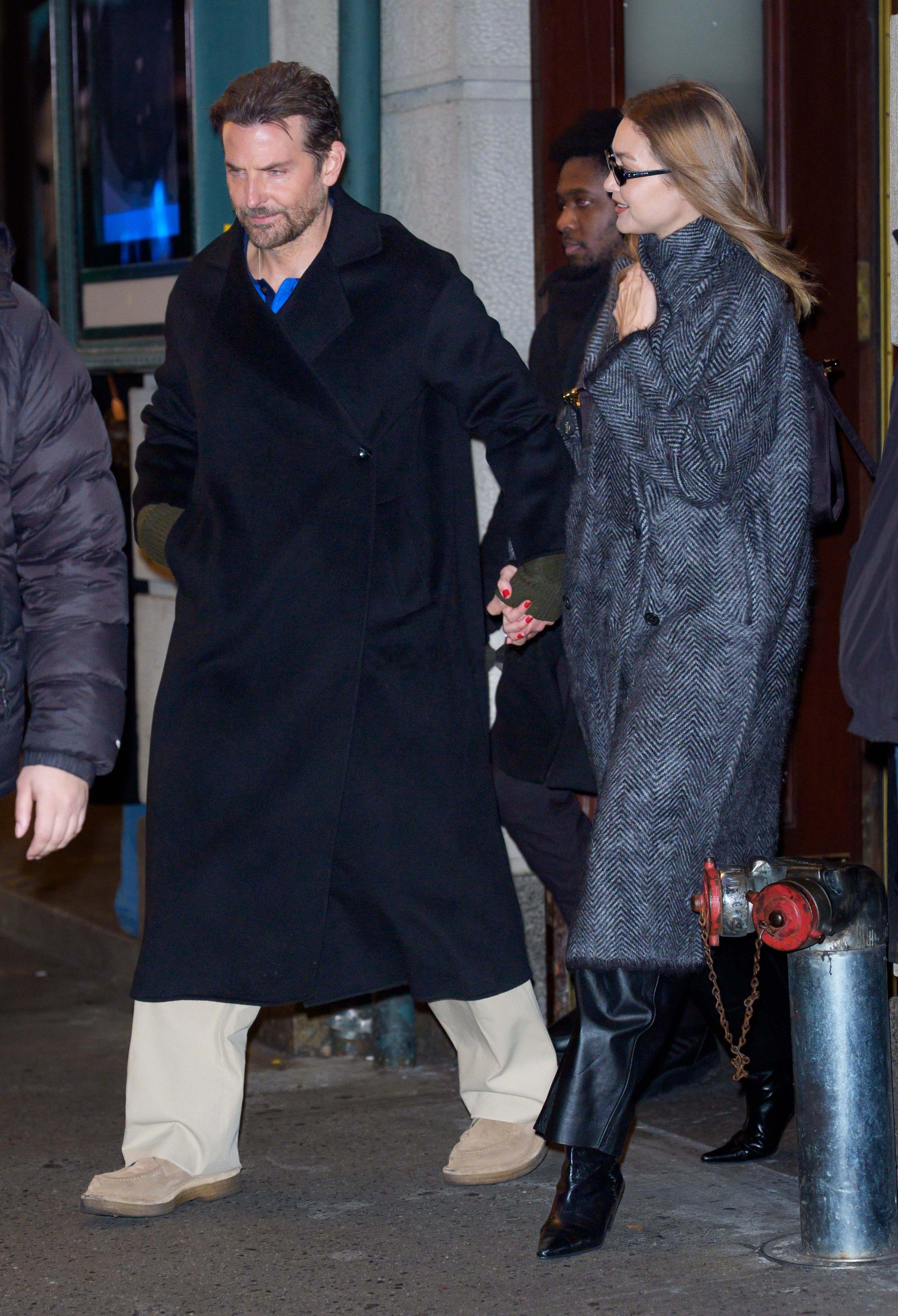 Gigi Hadid和Bradley Cooper被拍到在百老汇观看音乐剧《等待