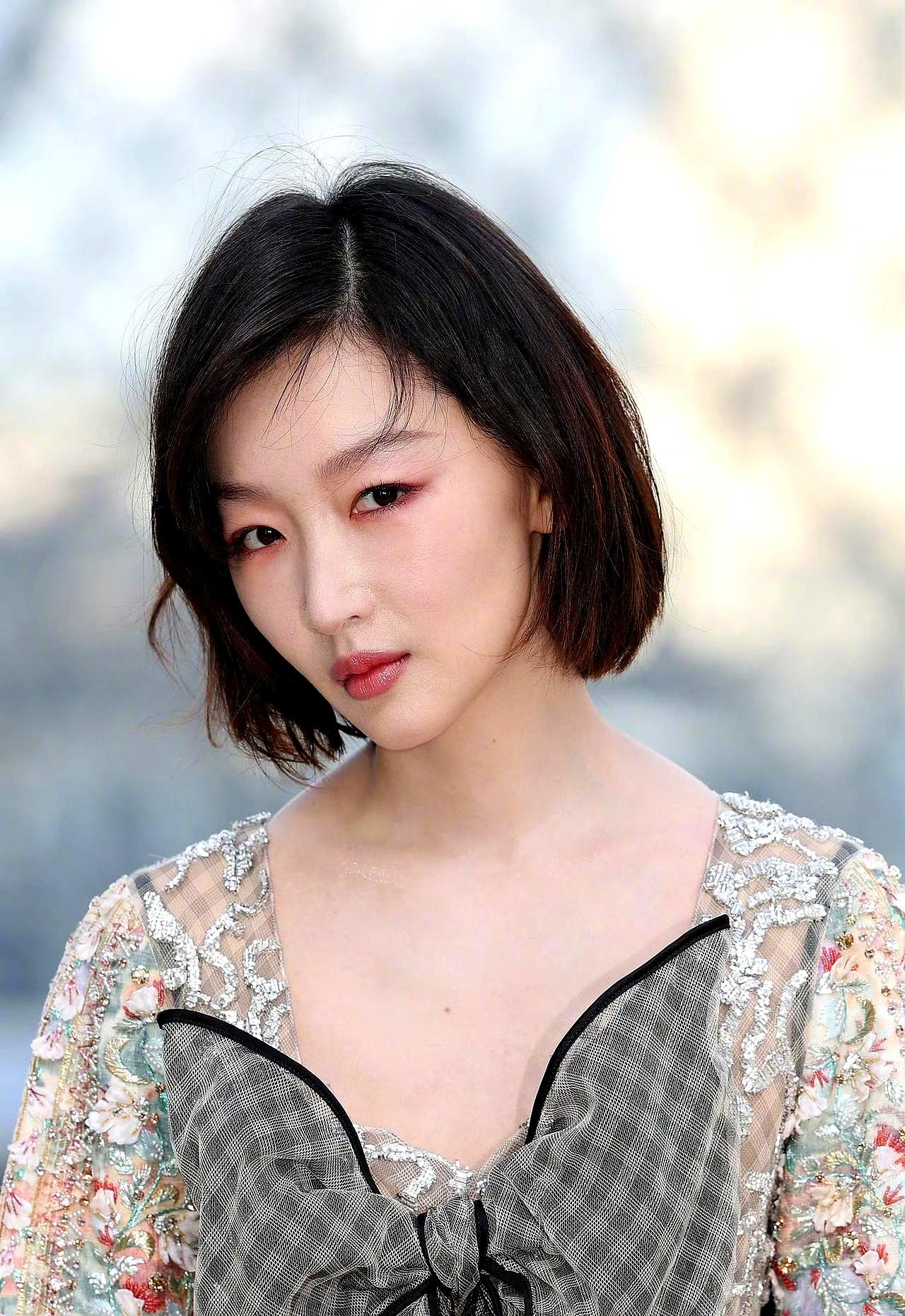 真正决定红毯输赢的，常常不是衣服。
同一场LV巴黎卢浮宫大秀，刘亦菲穿图案迷你