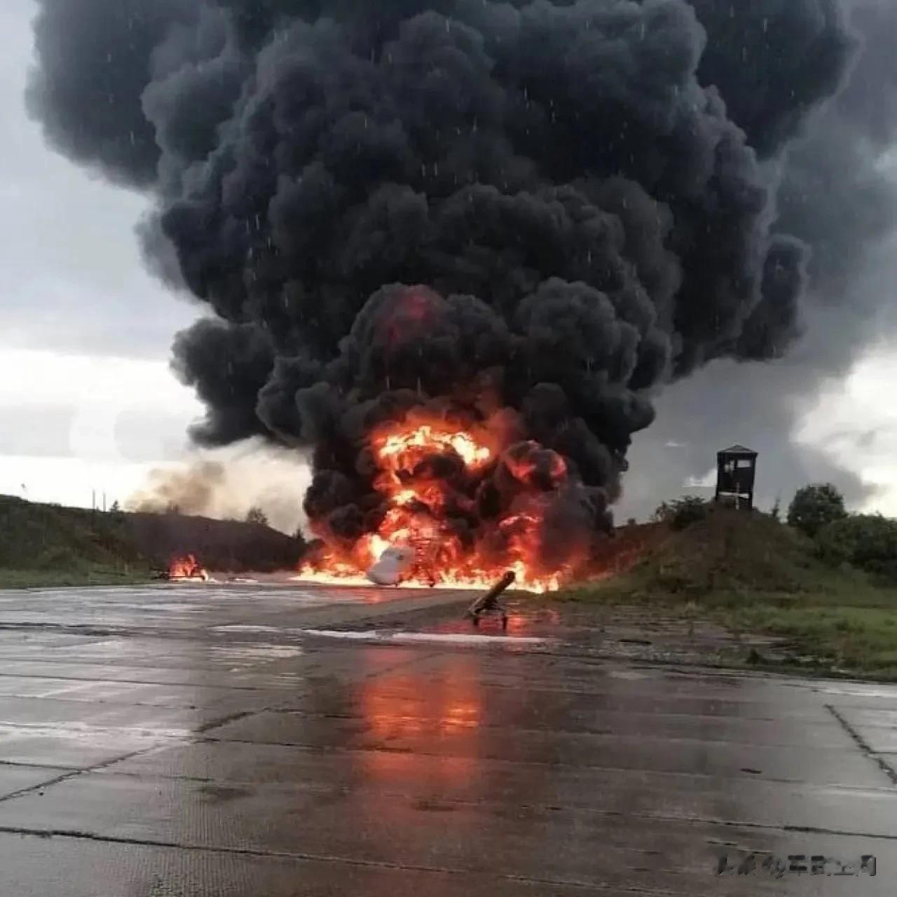 突发！俄第1架战略轰炸机被乌克兰摧毁。
8月20日，俄罗斯称索尔齐空军基地在本月