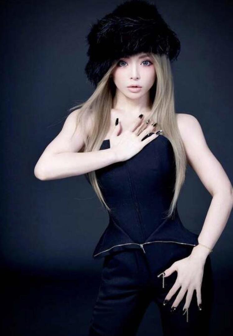 滨崎步（47岁），1978年出生于日本福冈县福冈市，日本女歌手、词曲作者、演员、