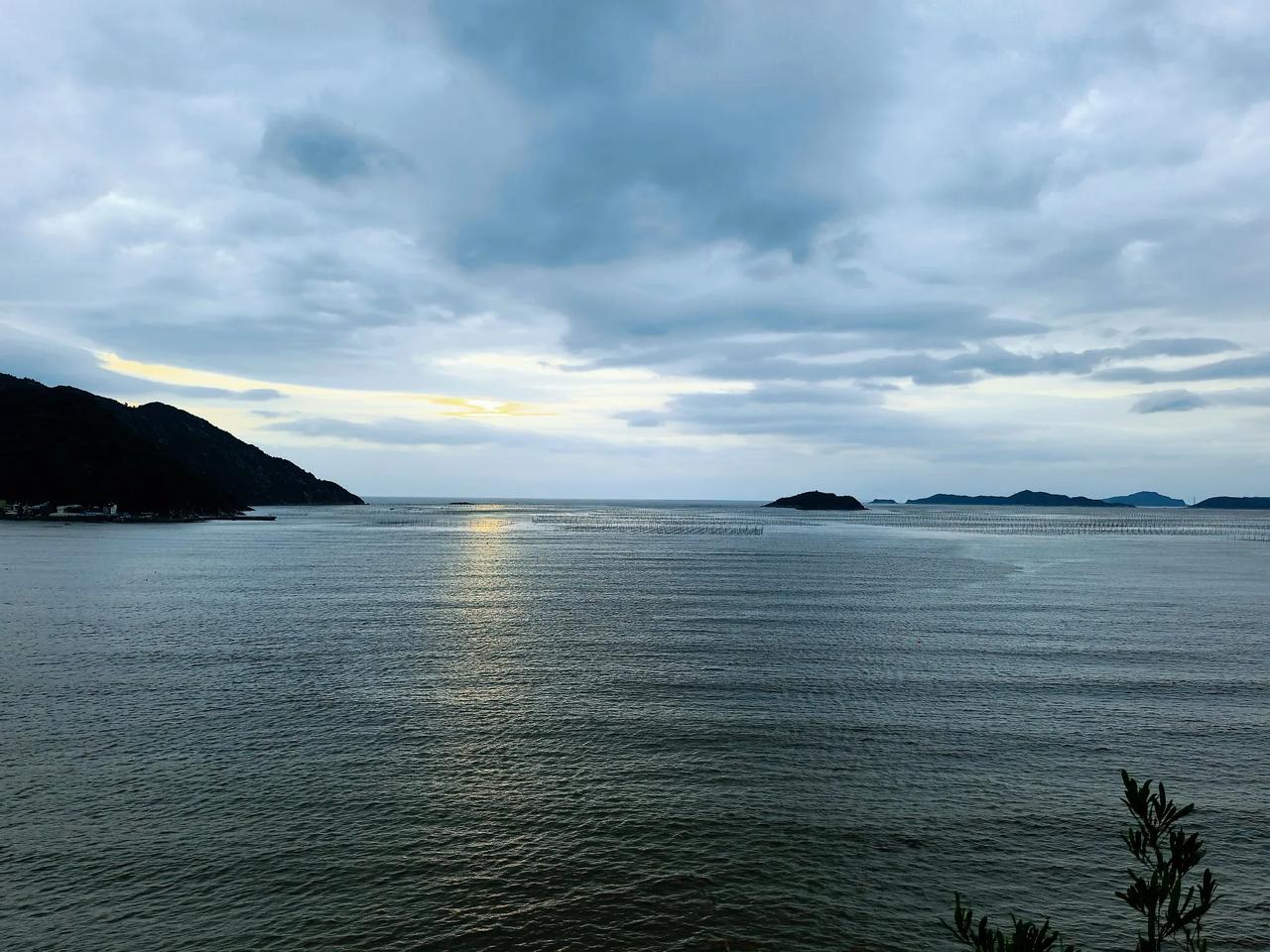 为赴霞浦海边的一场日出之约，特意早起奔赴海滩。只可惜天公不作美，厚重云层将天际线