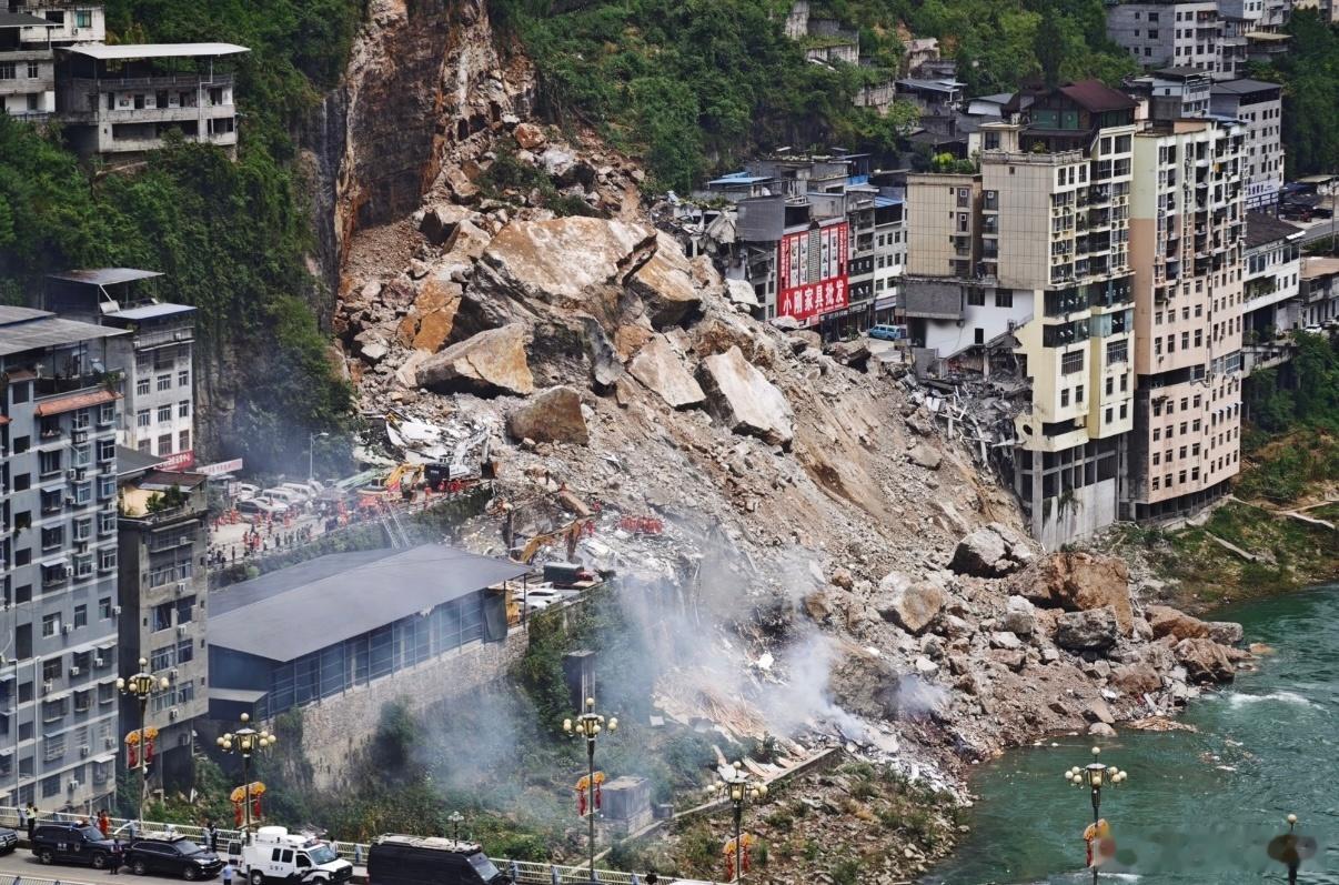 重庆山体崩塌对于山城重庆，山体崩塌危害确实挺大的，看到旁边都是居民区，希望人员平