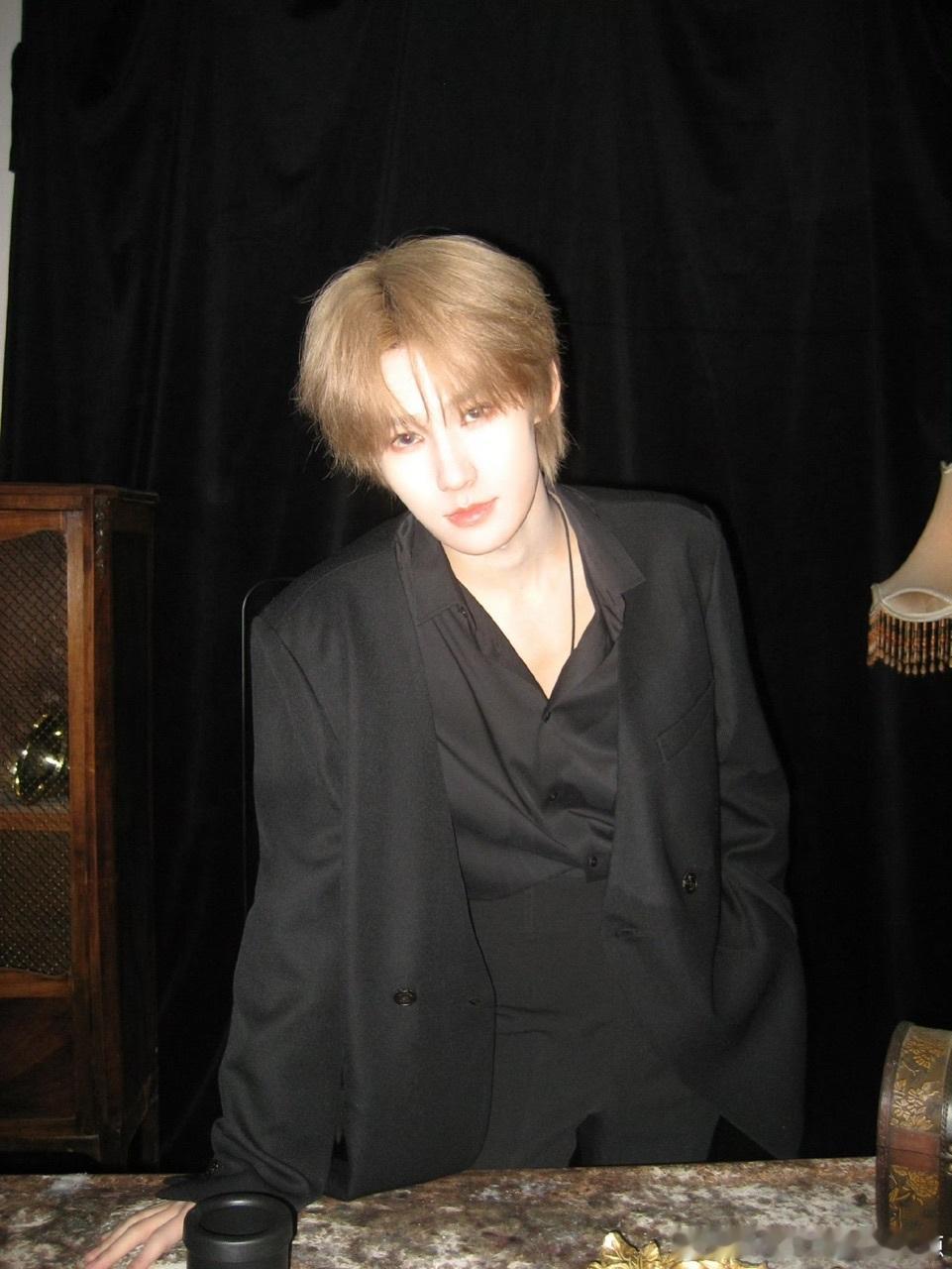 娱乐张真源抖抖库存张真源金发黑西装 都来夸这组 