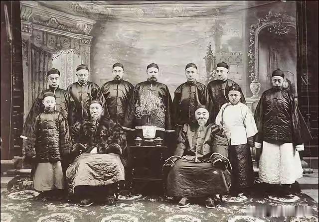 左宗棠有一个很疼爱的孙子，因交友不慎而吸食了大烟。听闻这个消息后，左宗棠毫不留情