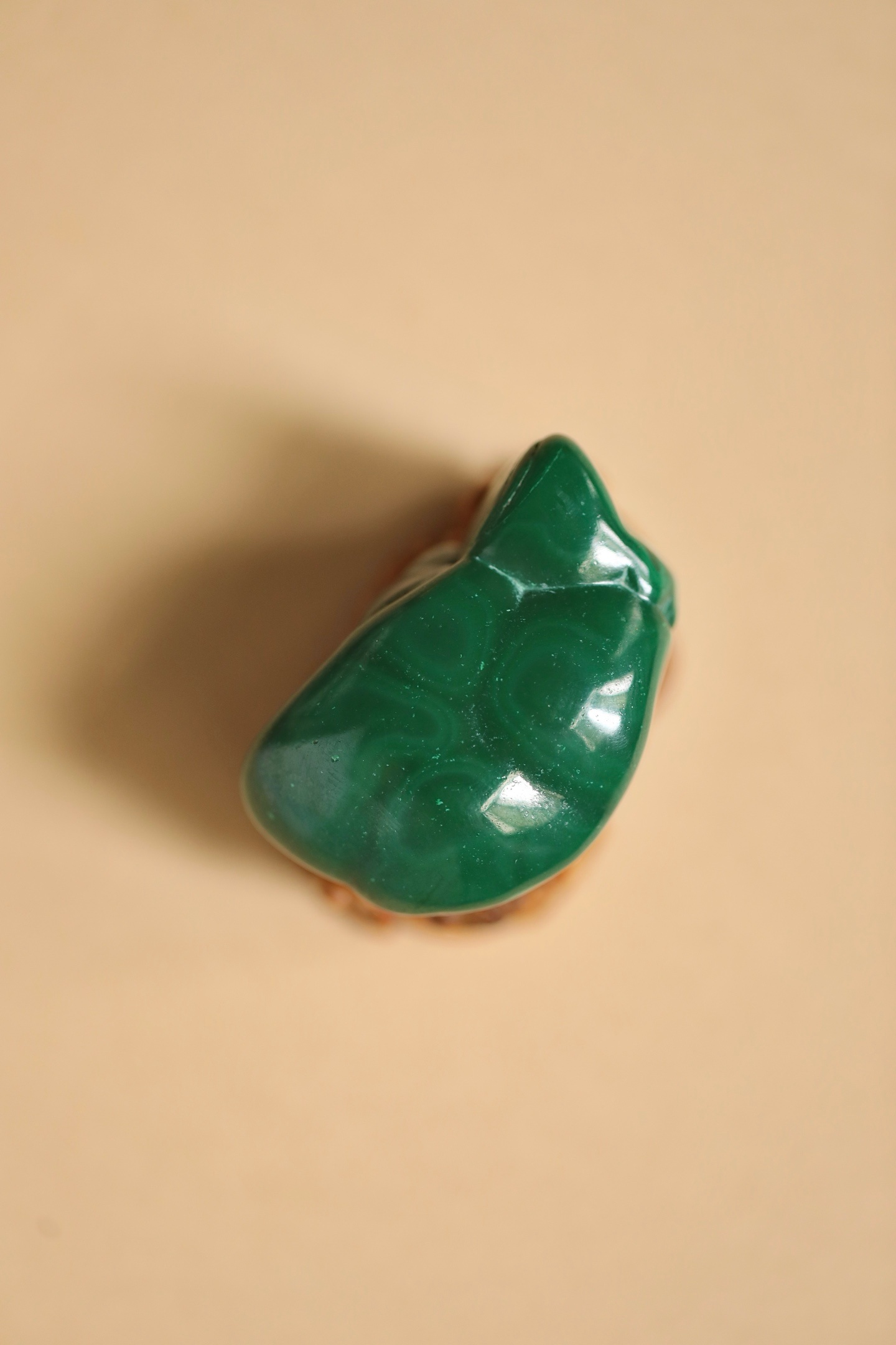 孔雀石 | 山子取天然孔雀石原石为材，经打磨而成，色泽浓绿沉郁，自带天然层叠纹理