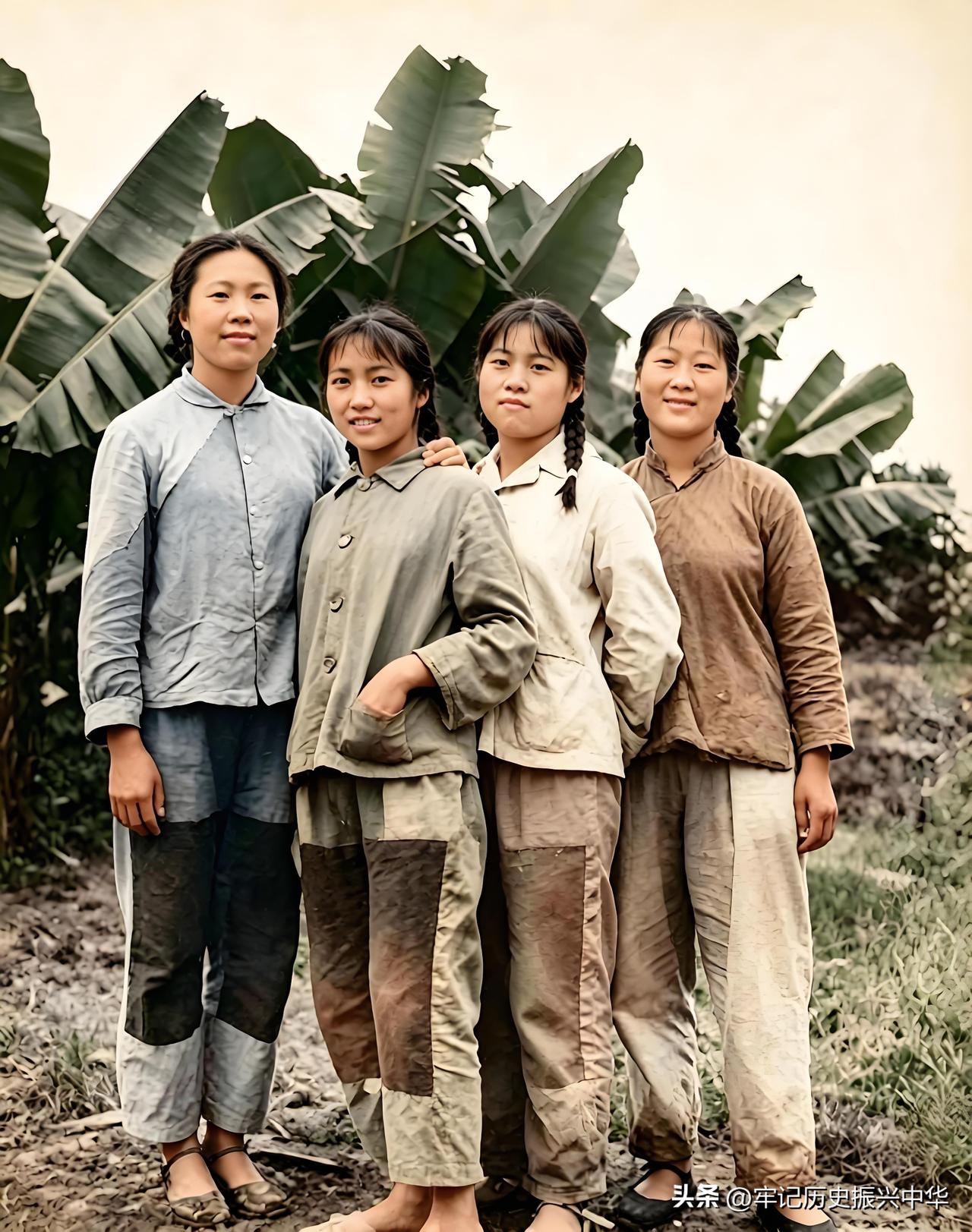 1969年下乡女知青合影
 六十年代从广州到深圳大队插队落户的四名女知识青年。在